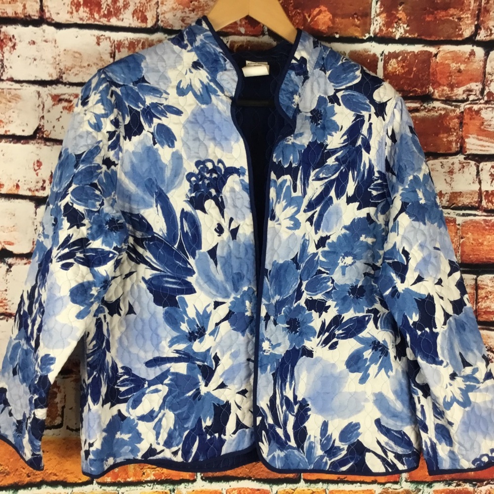 Lightweight Blue Floral Quilted Jacket with Mandarin Collar